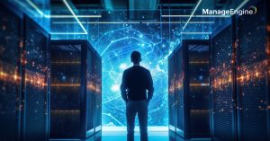 Imagem ilustrando um homem dentro de um data center, olhando para milhares de dados em uma tela.